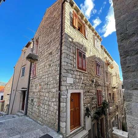 Apartment Throne Ii.