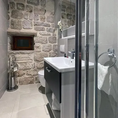 Throne Ii. Apartment *