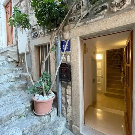 Throne Ii. Apartment *