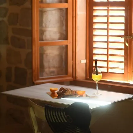 Throne Ii. アパート