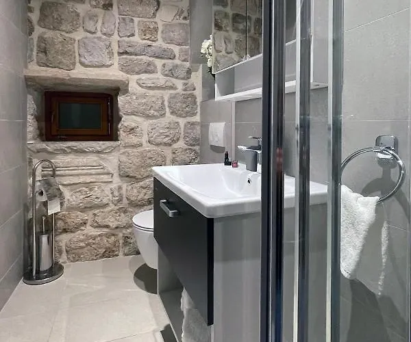 Throne Ii. Apartman *