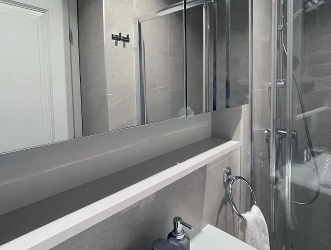 Throne Ii. Apartman *