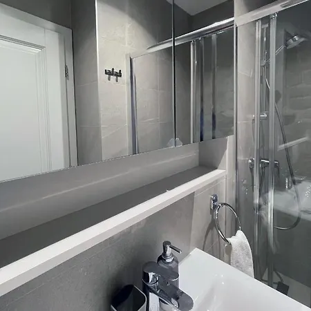 Throne Ii. Apartman *